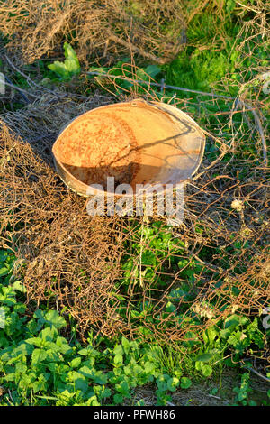 Rostigen Eimer entsorgt auf Rost Draht-einzäunung vor dem Verschrotten Stockfoto