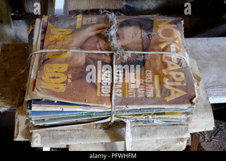 Bündel von alten staubigen Nok lapja Damen Mode Magazin aus den 90er Jahren in einer Scheune, Zala Ungarn links Stockfoto