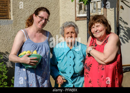 Lächelnde Frau mit Schale, frisch gepflückte Früchte und Gemüse aus dem Garten zala Ungarn Stockfoto