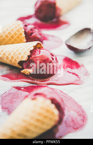 Waffel Kegel mit orange buttercup Blumen auf weißem Hintergrund Stockfoto