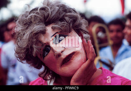 Managua, Nicaragua, Wahlen, Feb 1990; eine Frau trägt eine traditionelle Nicaraguanische Maske aus Pappmache mashe. Stockfoto