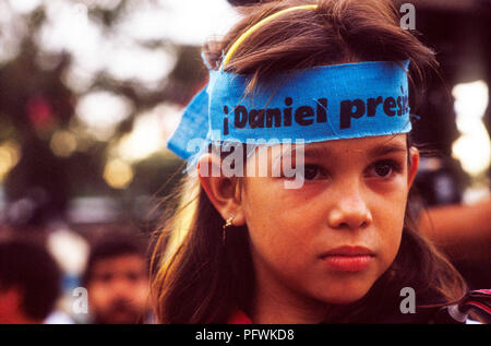 Managua, Nicaragua, Wahlen, Feb 1990; ein junges Mädchen trägt ein Stirnband Unterstützung der FSLN Kandidat für das Amt des Präsidenten Daniel Ortega. Stockfoto