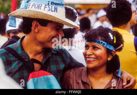 Managua, Nicaragua, Wahlen, Feb 1990; Sandinistische Unterstützer zu einem fsln Rallye in Cienfuegos. Stockfoto