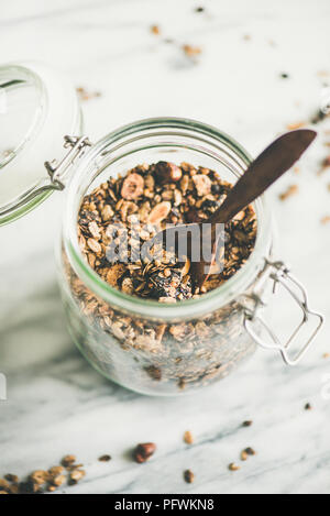 Buchweizen und Schokolade Müsli mit Haselnüsse in Glas, close-up Stockfoto