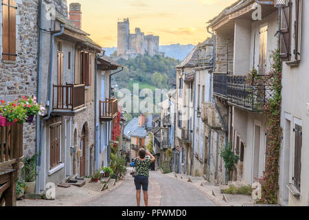 Frankreich, Aveyron, Najac, beschriftet Les Plus beaux villages de France (Schönste Dörfer Frankreichs), Straße im mittelalterlichen Dorf und Najac castl Stockfoto