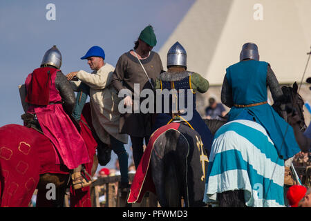 Bulgar, Russische Föderation - August 2018 - Männer in ritterlichen Kostüme auf Pferde vor der Show Stockfoto