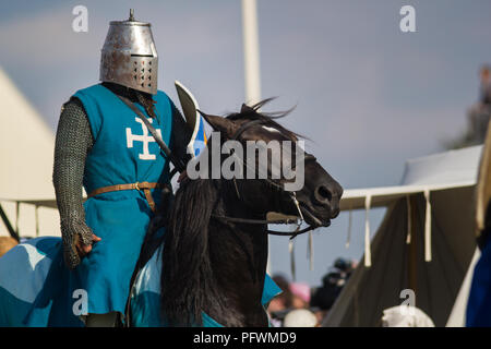 Bulgar, Russische Föderation - August 2018 - athletischer Mann im Anzug ein Ritter auf einem Pferd Stockfoto