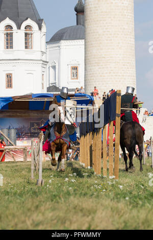 Bulgar, Russische Föderation - August 2018, - Leistung von Männern in Ritter Kostüme auf dem Pferd vor dem Publikum auf dem Festival des Mittelalters Stockfoto