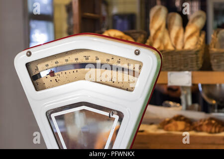 Ein vintage Skala in Lissabon mit Brot, die auf Regalen in einer Bäckerei Store als Hintergrund. Stockfoto