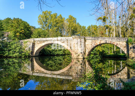 Frankreich, Aveyron, Najac, beschriftet Les Plus beaux villages de France (Schönste Dörfer Frankreichs), Saint Blaise Brücke über Fluss Aveyron // Stockfoto