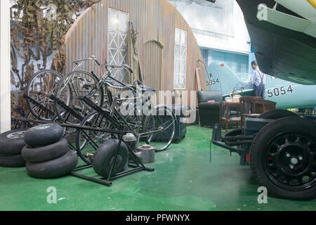 Flugzeugreifen, Fahrräder und Replik Hangar in Merston Halle in Tangmere militray Aviation Museum Stockfoto