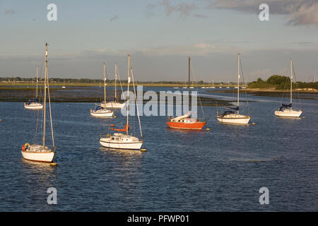 Günstig Yachten schweben im Wasser zwischen Festland Hampshire und Hayling Island an Langstone mit Emsworth in weitem Abstand Stockfoto