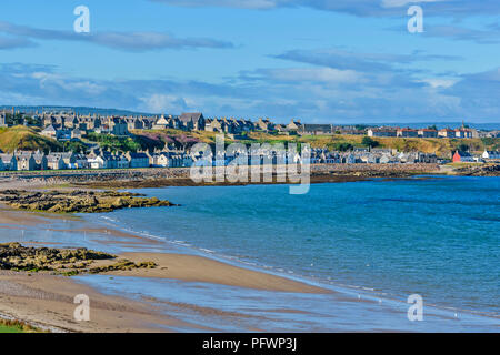 BUCKIE Moray in Schottland der Strand bei Ebbe und Häuser ENTLANG DER KÜSTENSTRASSE IM SOMMER Stockfoto