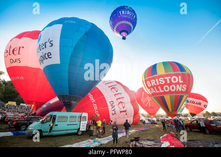 Die Bristol Balloon Festival morgen Masse Aufstieg an Ashton Hof, Aug 2018 UK Stockfoto