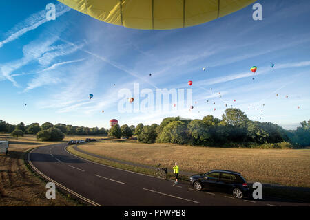 Ballons aus der Bristol Balloon Festival morgen Masse Aufstieg an Ashton Gericht Ansatz Durdham in Clifton zu Lande Aug 2018 UK Stockfoto