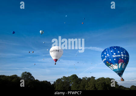 Ballons aus der Bristol Balloon Festival morgen Masse Aufstieg an Ashton Gericht Ansatz Durdham in Clifton zu Lande Aug 2018 UK Stockfoto