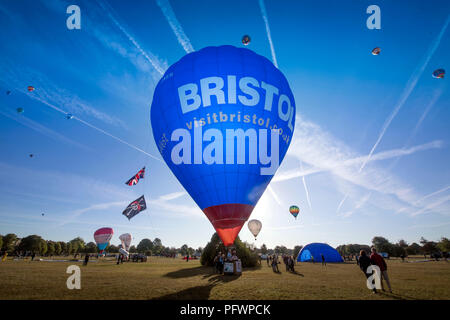 Ballons aus der Bristol Balloon Festival morgen Masse Aufstieg an Ashton Gericht Ansatz Durdham in Clifton zu Lande Aug 2018 UK Stockfoto