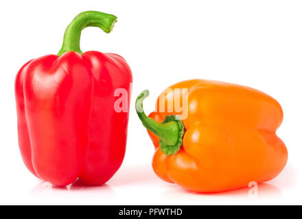 Rot und Orange Paprika auf weißem Hintergrund Stockfoto