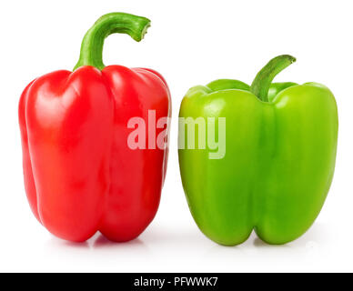 Rote und grüne Paprika auf weißem Hintergrund Stockfoto