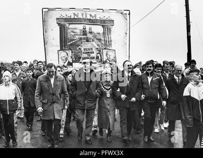 Schließung der Zeche Maerdy der letzten Grube im Rhondda Valley. Bergleute mit ihren Familien Gemeinderäte Politiker und Anhänger März aus der Tiefe Grube am Tag unter die Nationale Gewerkschaft der Bergarbeiter Maerdy Lodge banner geschlossen. Stockfoto