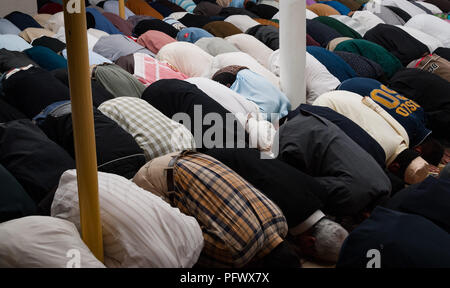 Canberra, ACT, Australien - Oktober 2006: Männer am Freitagsgebet in der Moschee in Canberra, Australien Stockfoto