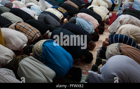 Canberra, ACT, Australien - Oktober 2006: Männer am Freitagsgebet in der Moschee in Canberra, Australien Stockfoto