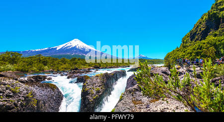 PUERTO VARAS, CHILE - Januar 10, 2018: Salutos de Petrohue Wasserfälle und den Vulkan Osorno. Kopieren Sie Platz für Text Stockfoto