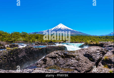 Salutos de Petrohue Wasserfälle und Vulkan Osorno, Puerto Varas, Chile. Kopieren Sie Platz für Text Stockfoto