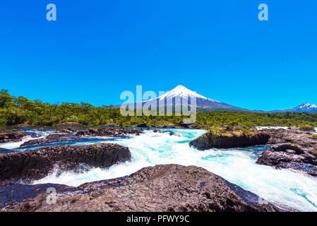 Salutos de Petrohue Wasserfälle und Vulkan Osorno, Puerto Varas, Chile. Kopieren Sie Platz für Text Stockfoto