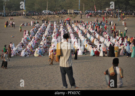 Bantul, Indonesien. 22 Aug, 2018. Indonesischer Muslime durchführen, ebenso wie das Eid al-Adha, hat keine bestimmte Zeitdauer und Gebet an Gumuk Pasir (Düne), Parangkusumo Strand in Bantul, Spezielle Region Yogyakarta. Muslime auf der ganzen Welt feiern das Eid al-Adha, hat keine bestimmte Zeitdauer oder Festival der Opfer durch das Schlachten von Ziegen oder Kühen, deren Fleisch wird später an die Menschen verteilt werden. Credit: Rizqullah Hamiid Saputra/Pacific Press/Alamy leben Nachrichten Stockfoto