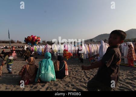 Bantul, Indonesien. 22 Aug, 2018. Indonesischer Muslime durchführen, ebenso wie das Eid al-Adha, hat keine bestimmte Zeitdauer und Gebet an Gumuk Pasir (Düne), Parangkusumo Strand in Bantul, Spezielle Region Yogyakarta. Muslime auf der ganzen Welt feiern das Eid al-Adha, hat keine bestimmte Zeitdauer oder Festival der Opfer durch das Schlachten von Ziegen oder Kühen, deren Fleisch wird später an die Menschen verteilt werden. Credit: Rizqullah Hamiid Saputra/Pacific Press/Alamy leben Nachrichten Stockfoto