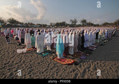 Bantul, Indonesien. 22 Aug, 2018. Indonesischer Muslime durchführen, ebenso wie das Eid al-Adha, hat keine bestimmte Zeitdauer und Gebet an Gumuk Pasir (Düne), Parangkusumo Strand in Bantul, Spezielle Region Yogyakarta. Muslime auf der ganzen Welt feiern das Eid al-Adha, hat keine bestimmte Zeitdauer oder Festival der Opfer durch das Schlachten von Ziegen oder Kühen, deren Fleisch wird später an die Menschen verteilt werden. Credit: Rizqullah Hamiid Saputra/Pacific Press/Alamy leben Nachrichten Stockfoto