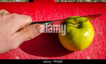 Schneiden eines Apple im 2 Stück Stockfoto