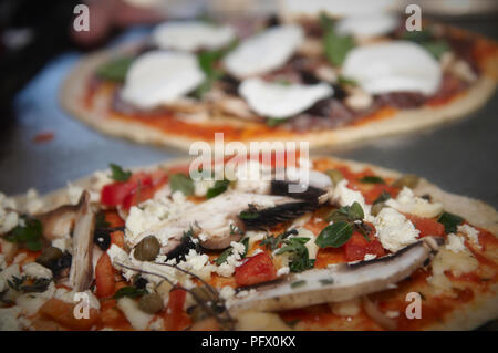 Frische Zutaten aus biologischem Anbau auf woodfired Pizza bereit für einen Backofen. Stockfoto