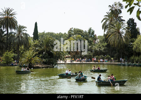 Teich mit Booten im Parc de la Ciutadella, Barcelona Stockfoto