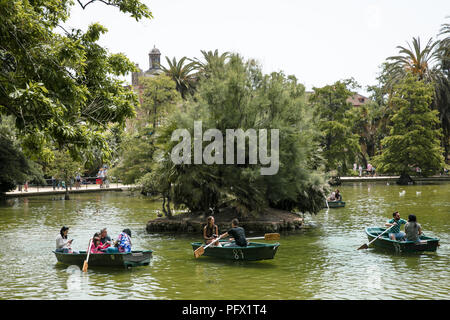 Teich mit Booten im Parc de la Ciutadella, Barcelona Stockfoto