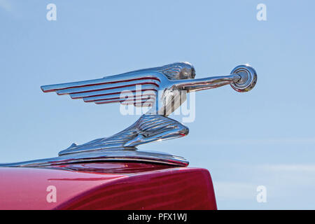 CONCORD, NC - April 5, 2018: Nahaufnahme von einem 1937 Packard Kühlerfigur auf Anzeige an der Pennzoil AutoFair Classic Car Show in Charlotte Motor Speedway. Stockfoto