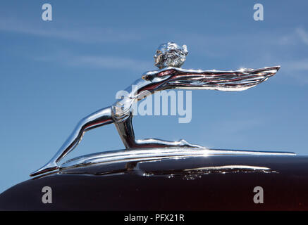 CONCORD, NC - April 5, 2018: Nahaufnahme von einem 1934 Oldsmobile kühlerfigur am Pennzoil AutoFair Classic Car Show in Charlotte Motor Speedway. Stockfoto