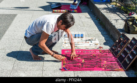 PUERTO MONTT, CHILE - Januar 12, 2018: Lokale handgefertigte Souvenirs auf der Straße der Stadt. Kopieren Sie Platz für Text Stockfoto