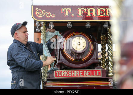 Tom French poliert die Burrell Showmans Road Locomotive „Yorkshire Belle“ in Vorbereitung auf die Great Dorset Steam Fair, auf der sich Hunderte von Dampftraktionsmaschinen und schwere mechanische Geräte aus allen Epochen zur jährlichen Show vom 23. Bis 27. August 2018 versammeln, um das 50-jährige Bestehen zu feiern. Stockfoto