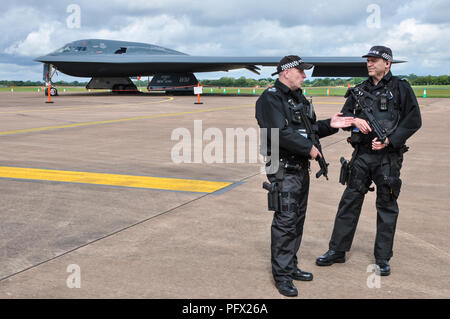 Bewaffnete Polizei wacht einen Northrop Grumman B-2 Spirit namens Spirit of New York auf der Royal International Air Tattoo, RIAT, Airshow RAF Fairford Stockfoto