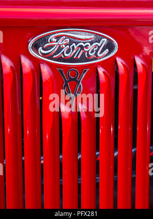 CONCORD, NC - April 5, 2018: Nahaufnahme von einem klassischen Ford Logo auf der Pennzoil AutoFair Classic Car Show in Charlotte Motor Speedway. Stockfoto