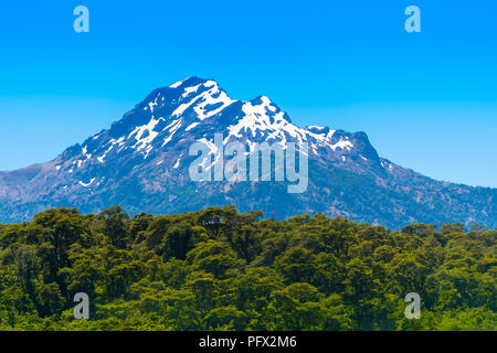 Blick auf die Bergwelt im Nationalpark Vicente Perez Rosales, Patagonien, Chile. Kopieren Sie Platz für Text Stockfoto