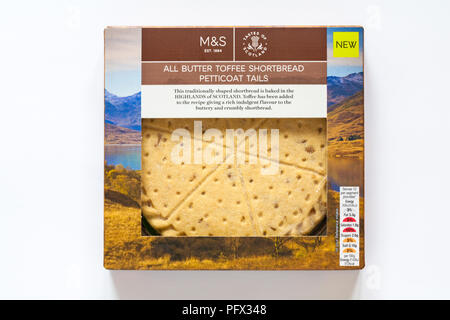 Box von M&S alle Butter toffee shortbread Petticoat tails auf weißem Hintergrund - traditionell geformte Plätzchen gebacken in Highlands von Schottland Stockfoto