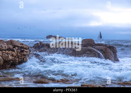 Meer Wellen auf die Felsen. Stockfoto