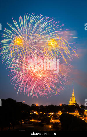 Saint Petersburg, Rusisa - Juli 29, 2018 - Feuerwerk am Abendhimmel über Peter und Paul Festung während der Feierlichkeiten der Marine Tag Stockfoto