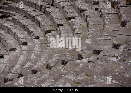 Juni 2014 - Schritte der antiken griechischen Amphitheater in Buthrotum (Butrint), Albanien; es ist in die UNESCO-Liste des Weltkulturerbes aufgenommen Stockfoto