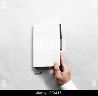 Hand öffnen leeres weißes Buch Cover mockup Vorlage. Klar Booklet Vorderseite design Mock up. Arm Holding eröffnet Lehrbuch Tagebuch. Lesen sauber Hinweis Stockfoto