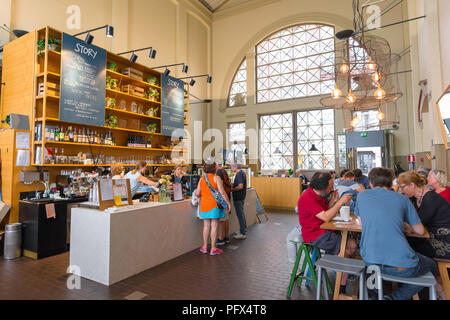 Helsinki Cafe, mit Blick auf die Geschichte cafe bar in der vanha Kauppahalli (Halle) im Hafen von Helsinki, Finnland. Stockfoto