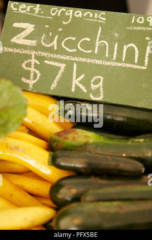 Organische Zucchini Zucchini oder zum Verkauf auf einen Markt. Stockfoto